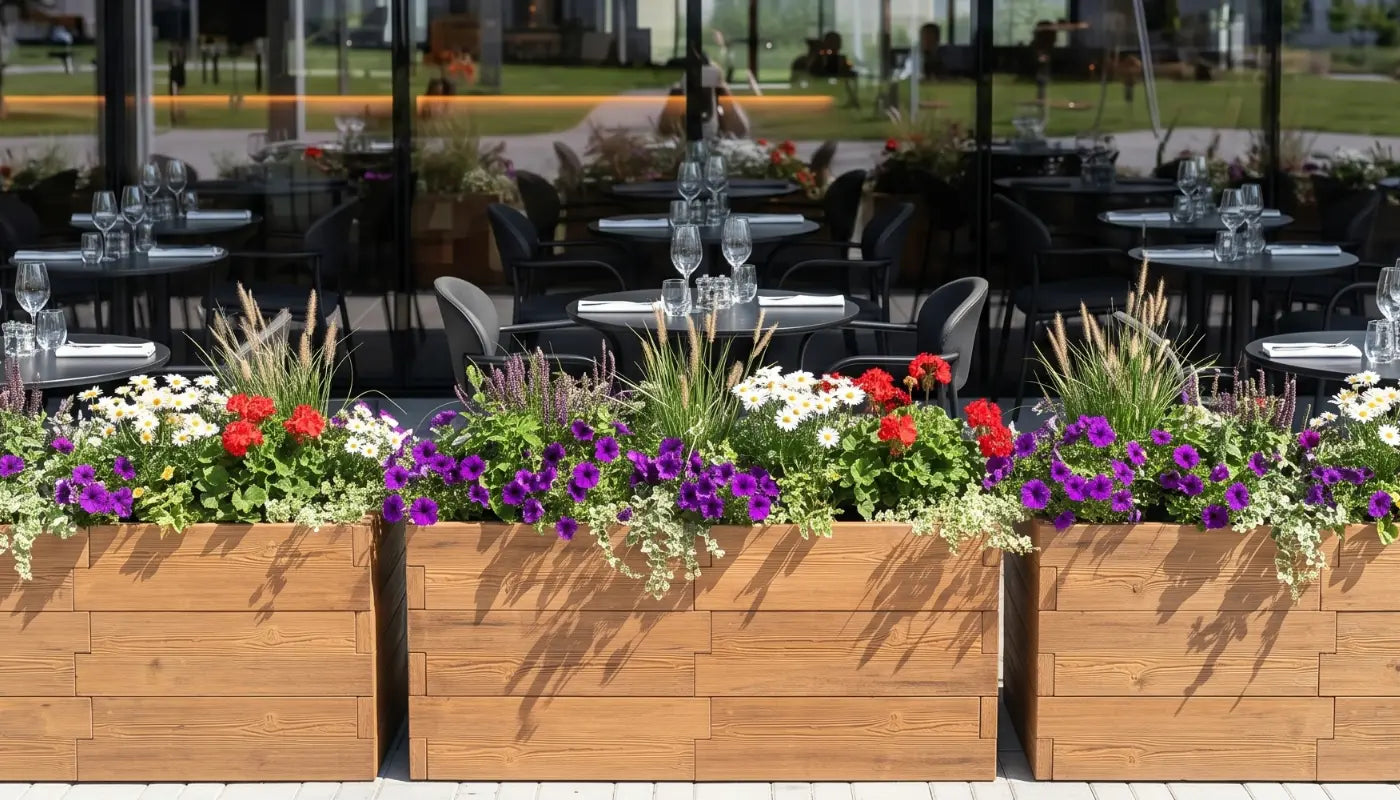 Betonowa rabata podwyższona przy restauracji